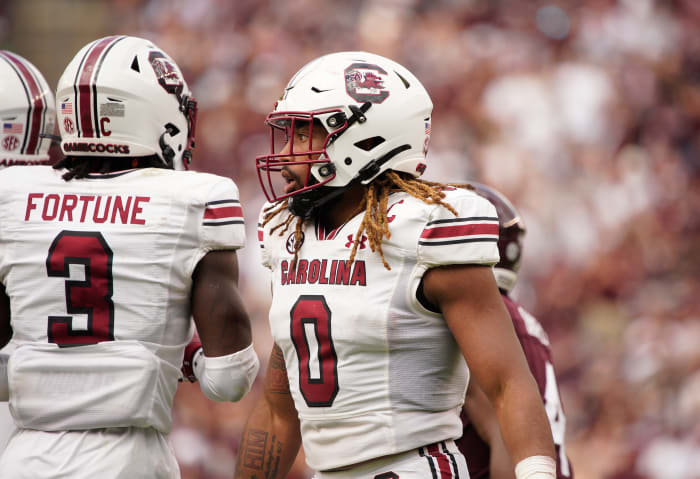 Debo Williams huddling up with his teammates before a play against Texas A&M (28th Oct., 2023)